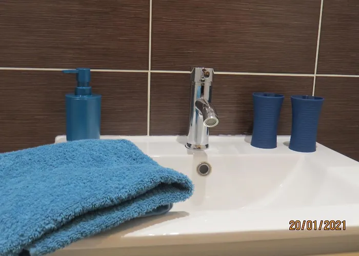 Le Castel Konukevi Nîmes